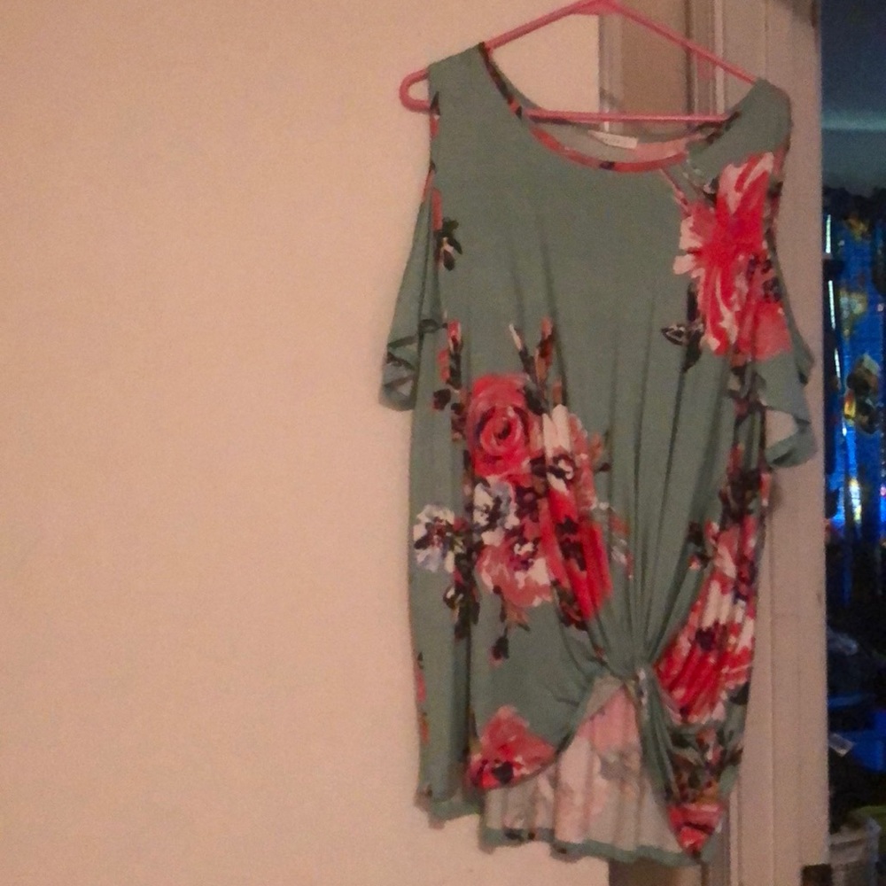 Cold shoulder knot top